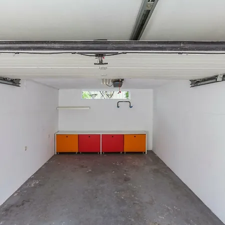 Family House With Garage Дом отдыха *